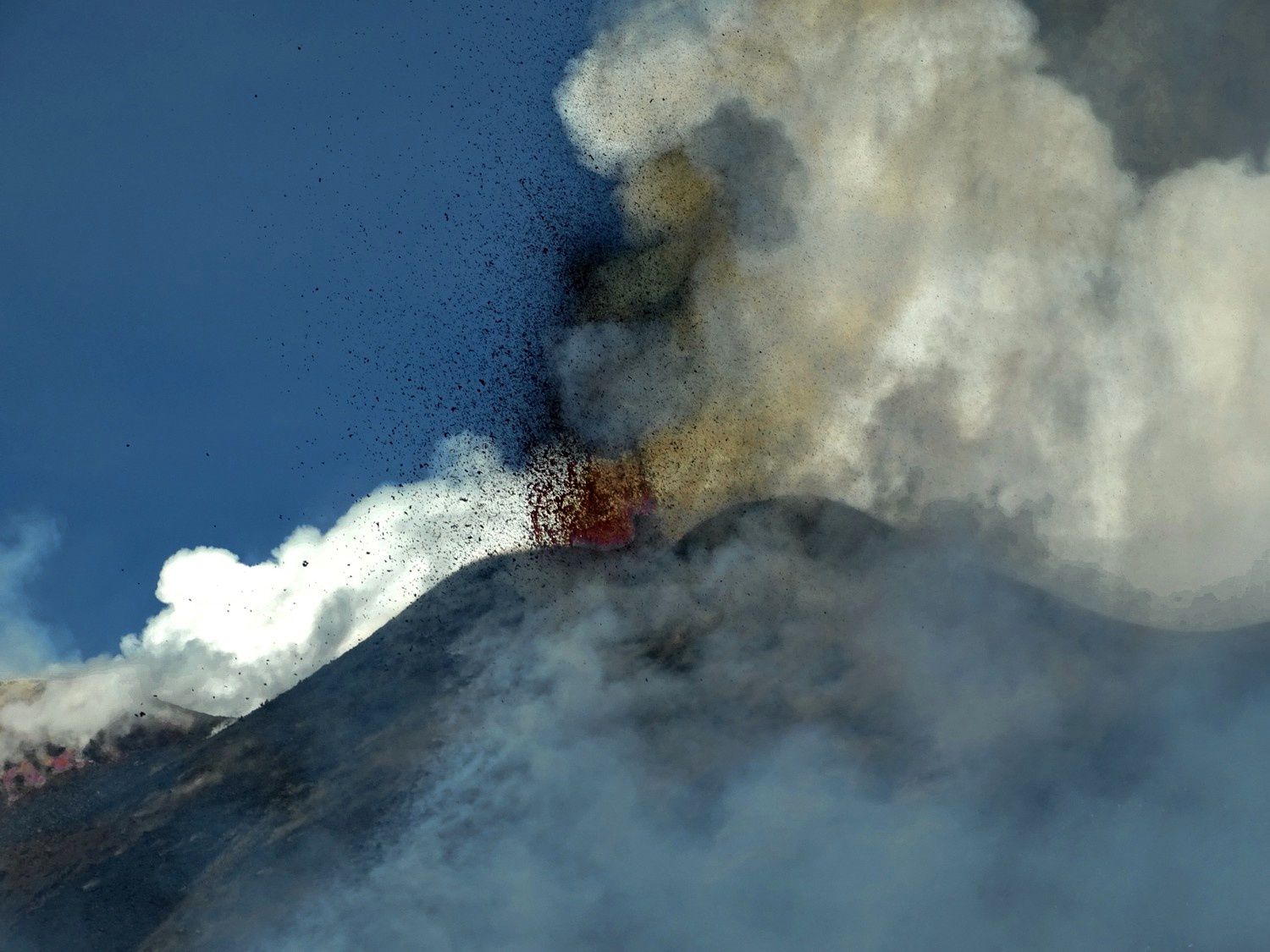 Etna - activité matinale le 15.03.2017 - photos de Boris Behncke prise à 1 km au sud du cône