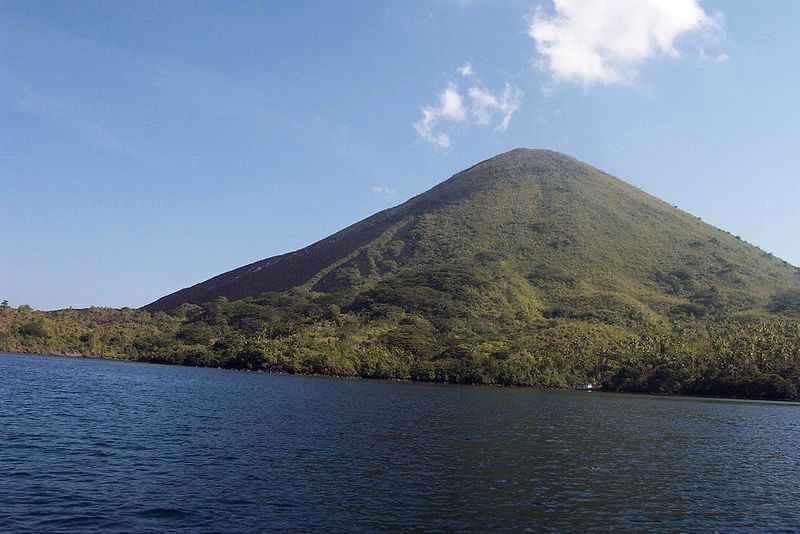  Banda Api volcano island, in the Moluccas archipelago - photo Magnus Manske.