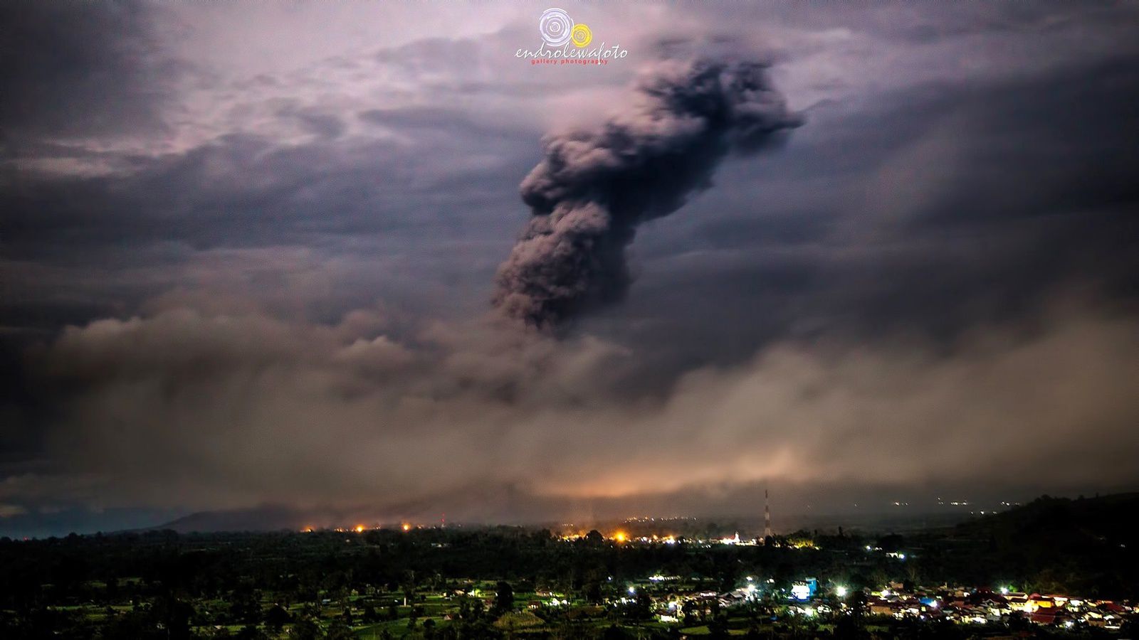 Sinabung - 10.04.2017 / 20h29 - photo Endro Lewa