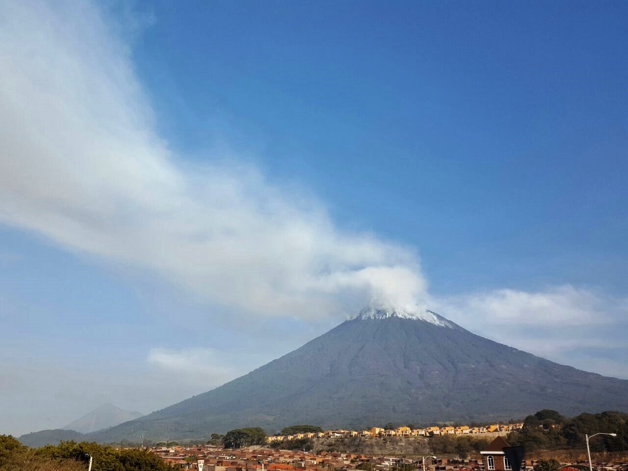  Agua - 11.04.2017 - the plume of fires overcomes the volcano - photo Rony Veliz / Twitter