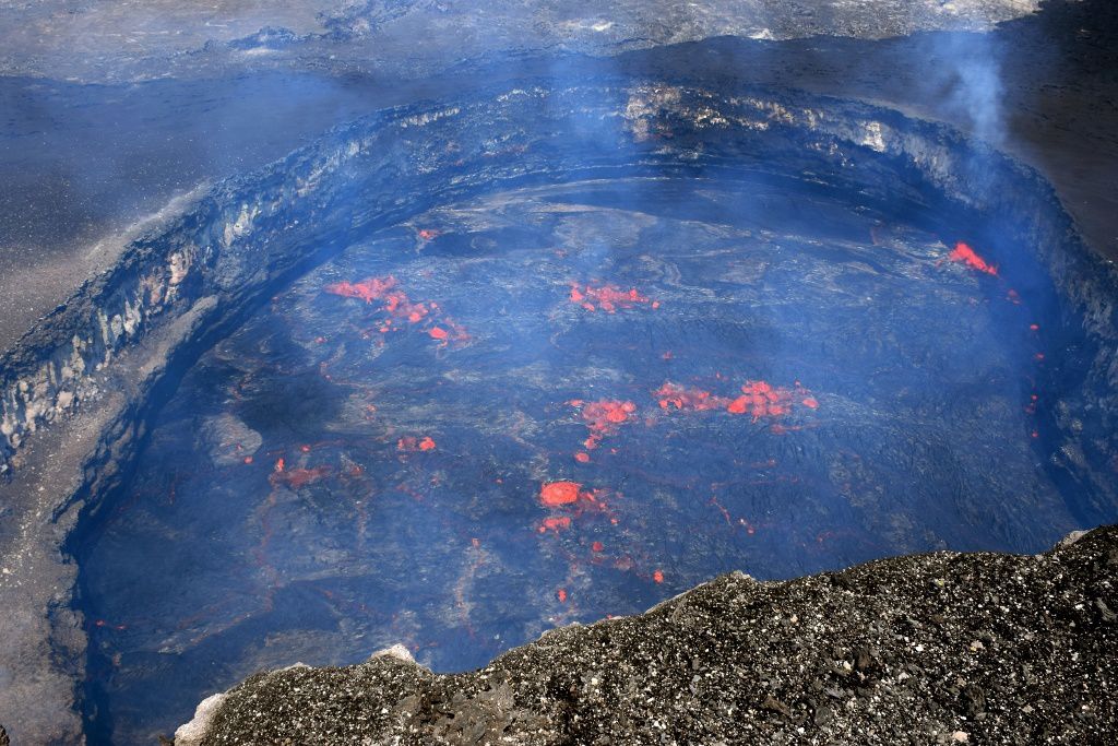 Kilauea / Halema'uma'u: the surface of the lava lake is still disturbed by the impacts of blocks 40 minutes after the explosion - photo HVO / USGS