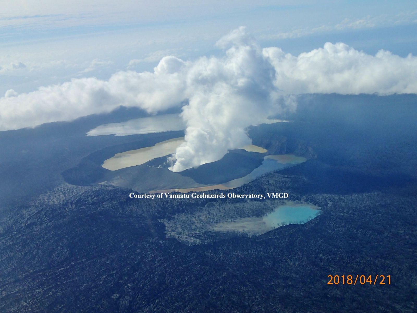 Les lacs de l'île d'Ambae : le Manorogoro, le Voui, et le Manoro - le cône actif coupe le lac Voui en deux parties - photo VGO / VMGD