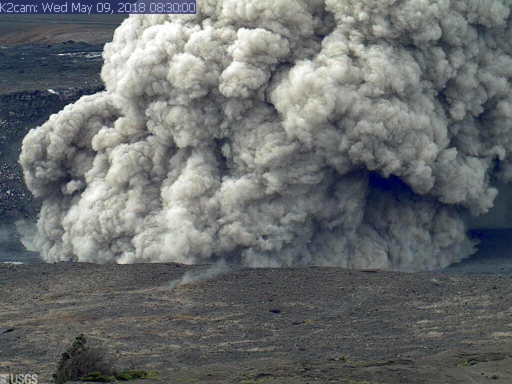Kilauea - cratère Overlook - panache de cendres consécutif à un effondrement de roches ce 09.05.2018 / 8h30 - photo webcam HVO - USGS