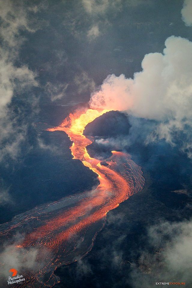 Kilauea East rift zone - 27.06.2018 - lava fountains in spatter cone on fissure 8 and large volumes of sulfur dioxide producing haze - photo Bruce omori / Paradise helicopters