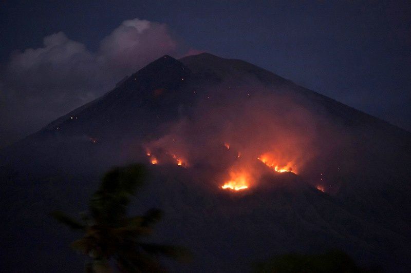 Agung - incendies résiduels ce 03.07.2018 vus du village de Culik, Karangasem - photo Nyoman - Antara