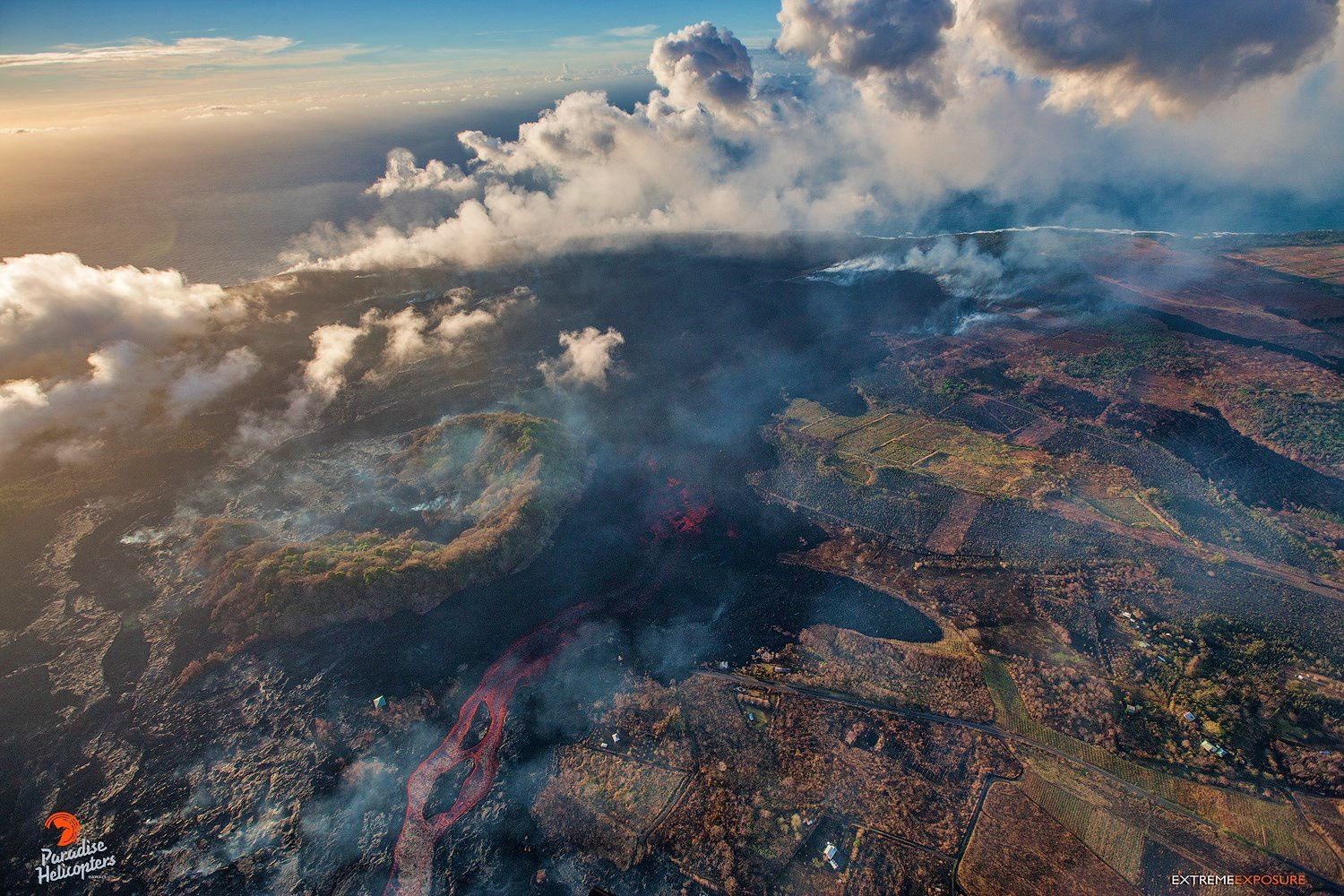 Kilauea zone de rift Est - nouveau chemin emprunté par la coulée de lave à l'ouest du cratère Kapoho (écoulement du bas de la photo vers l'océan)  - photo Bruce Omori 11.07.2018 / 5h45