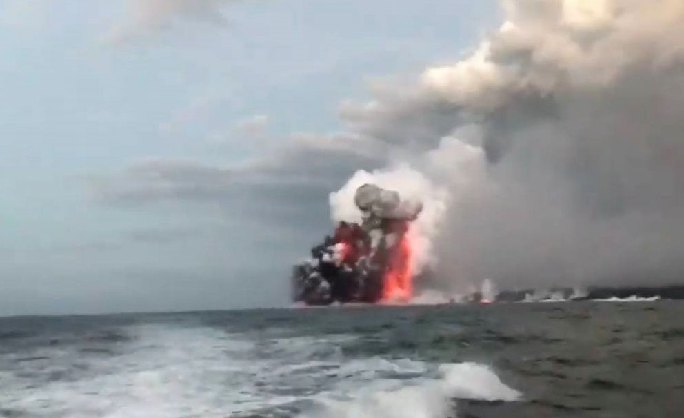 Kilauea zone de rift Est - Explosion lors de l'entrée de la lave en mer le 16.07.2018 vers 6 h - photos Ryan Finlay  via ‎Hawaii Tracker & Hawaii County Civil Defense Agency 