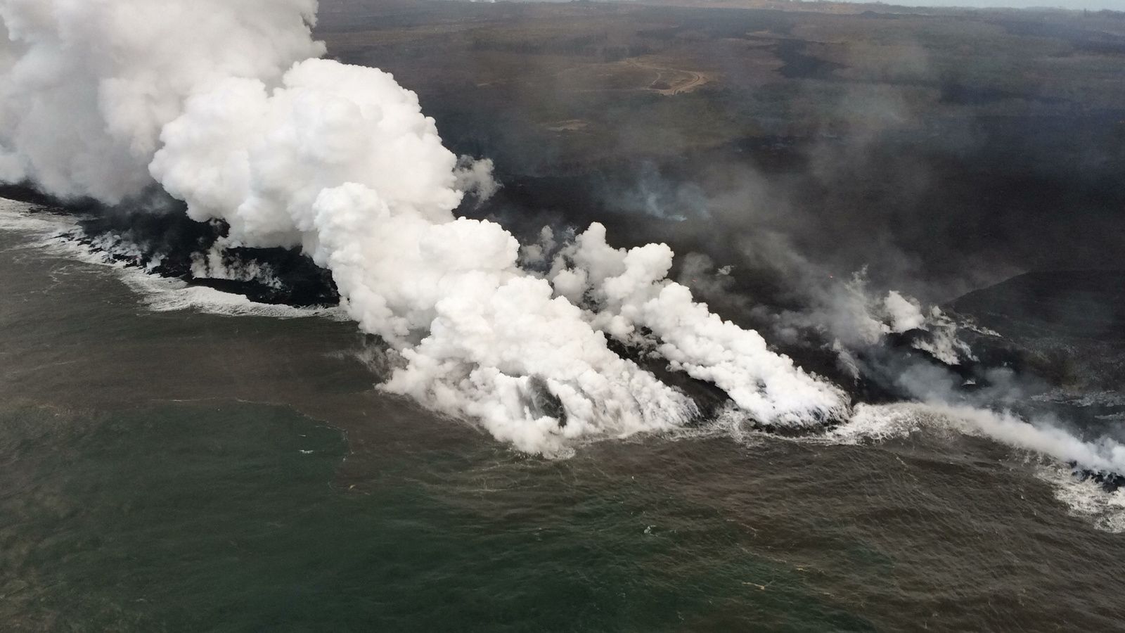 Kilauea zone de rift Est - l'entrée de la lave en mer à  Ahalanui génère un puissnat panache de laze - photo 16.07.2018 USGS