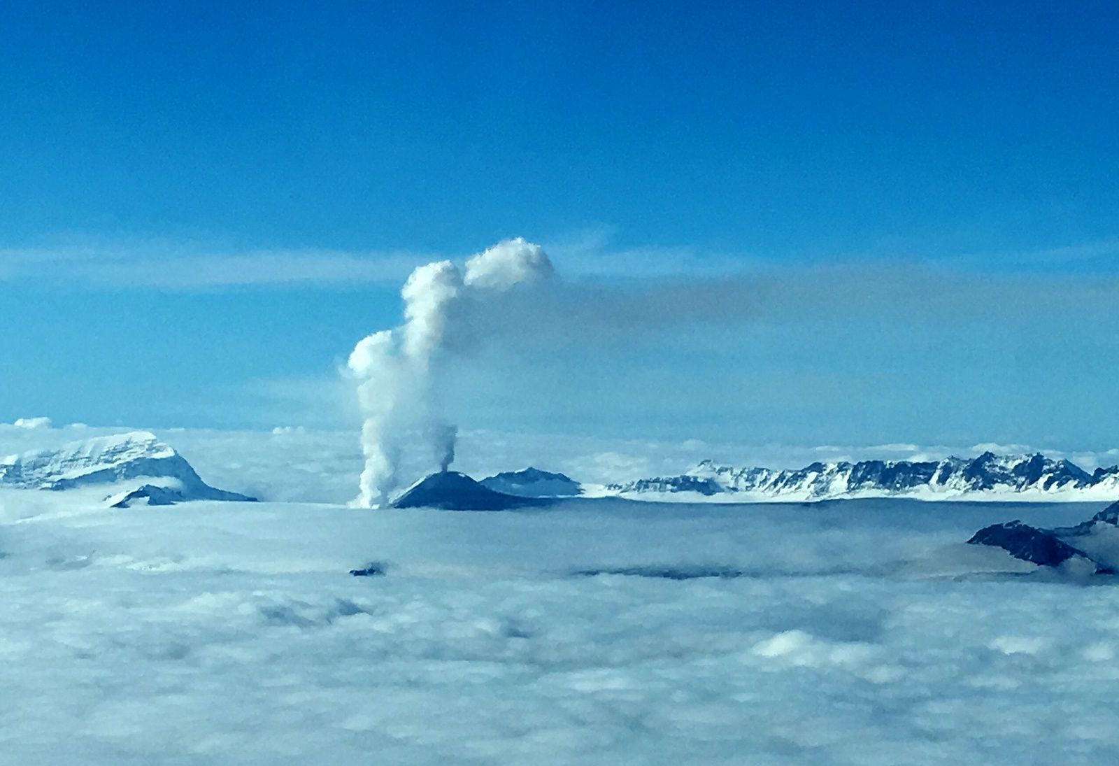 Veniaminof - two plumes of different origins are observed on 25.09.2018 / 15h - photo Peterson, Mari / AVO-USGS