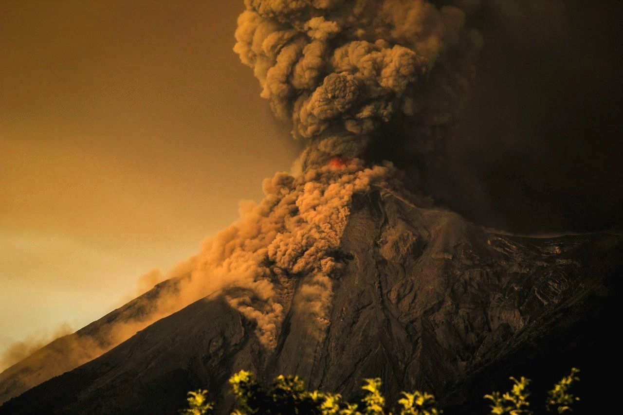 Fuego - the eruption seen from the road to Ciudad Vieja on 19.11.2018 / 6:45 local - photo Paulo Figueroa in La Prensa Libre