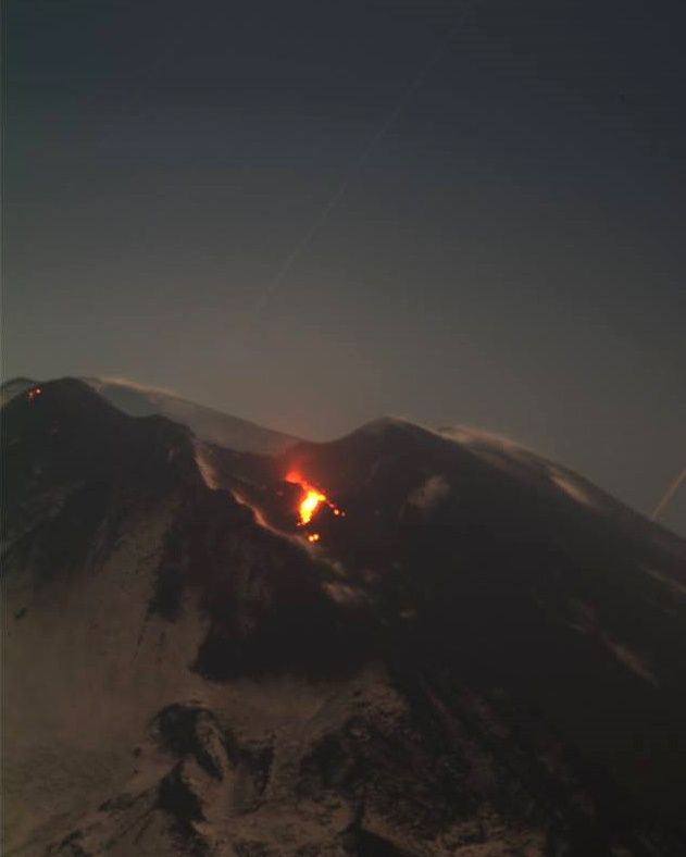 Etna NSEC - small lava flow in the crater "puttusiddu" - photo 22.11.2018 / 0h58 - photo via Benito Morabito / Osservatorio DIRETTA CIELO