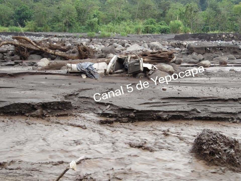 Voiture détruite à Sainte-Sophie Yepocapa par un lahar du Fuego - photos Canal 5 de Yepocapa