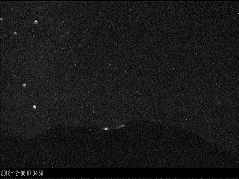 Lascar - lueur nocturne au cratère actif - webcam 06.12.2018 / 7h04 Sernageomin