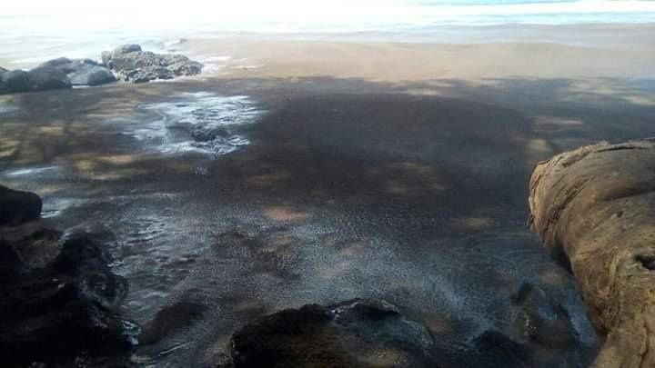 Ambrym - 21.12.2018 - ashes on the sea in Craig Cove Bay on the west of the island - photo Aurelie Bae & Jimmy Bonglipu / Vanuatu Red Cross
