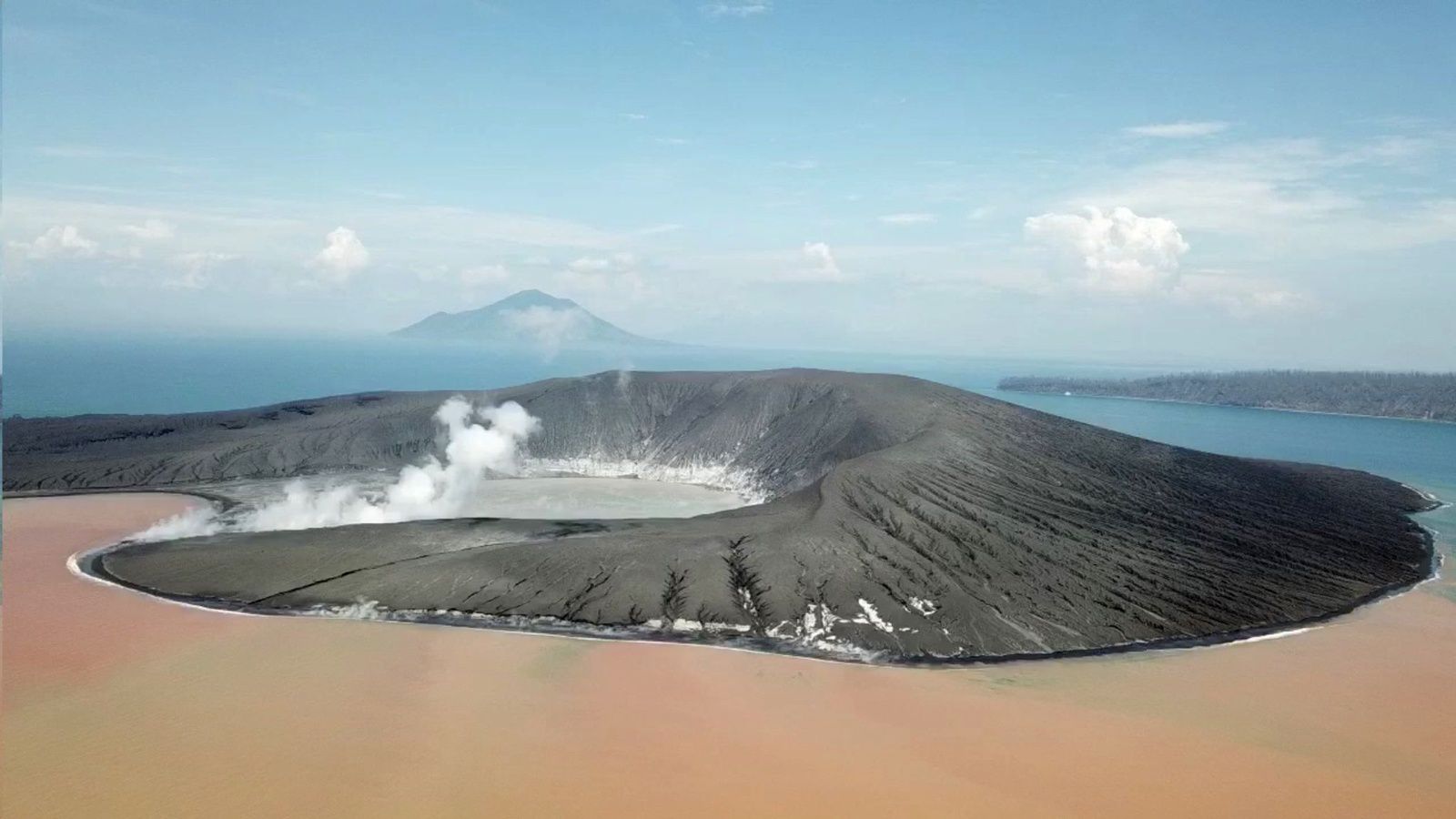 L'Anak Krakatau le 10.01.2019 dans sa configuration actuelle toute provisoire - photo James Reynolds / EarthUncut Tv