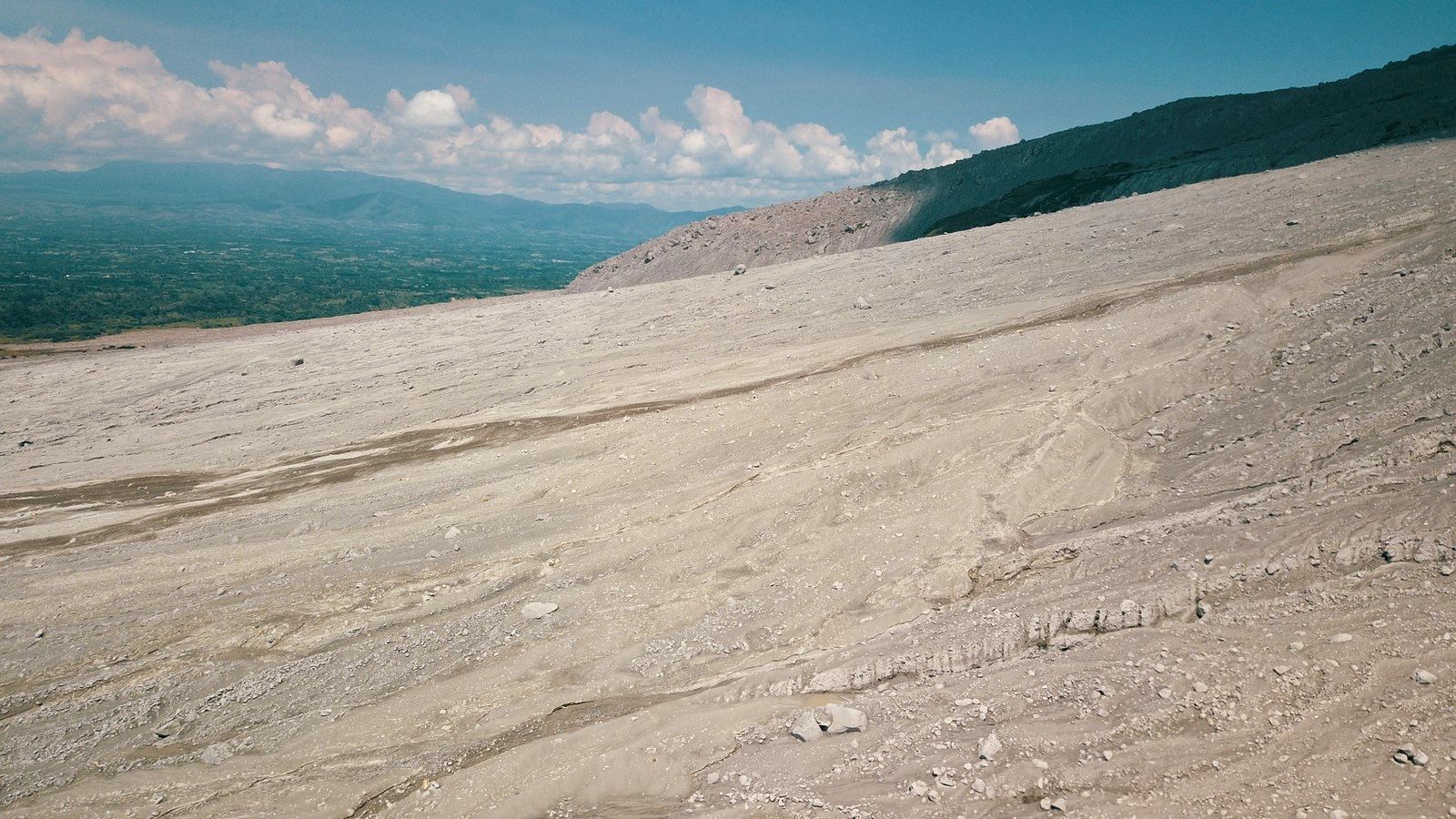  Sinabung - dépôts de coulées pyroclastiques sur le versant Est  - photo © Thierry SLUYS le 15.07.2019