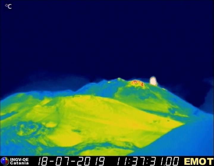 Etna - Activité strombolienne le 18.07.2019, respectivement à 01h33 / cam. therm. SQT et 11h37 / cam. therm. Montagnola - Doc. INGV OE