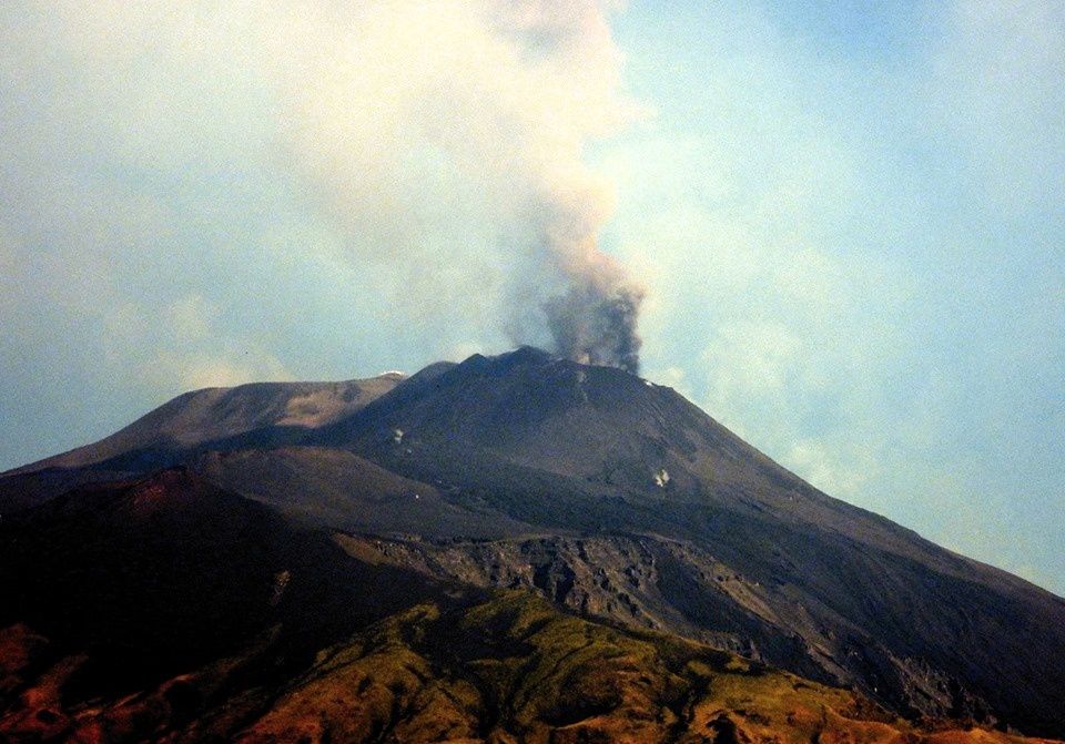  Etna NSEC - émission de cendres le 20.07.2019  à 07h00 UTC, vue de Tremestieri Etnea - photo INGVvulcani