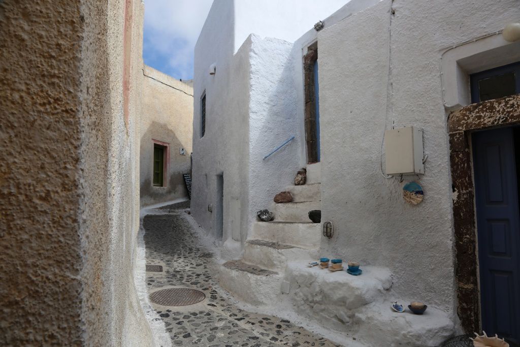 Santorini - Pyrgos Callisti - White houses with blue doors in alleys where it is good to get lost - photo © Bernard Duyck 09.2019