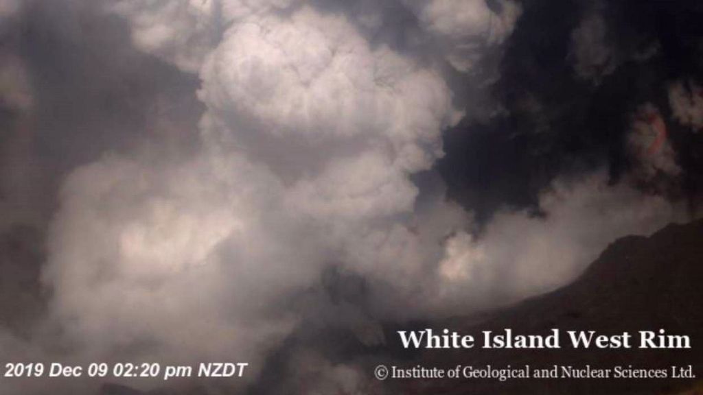  White island west rim 09.12.2019 14h30-14h40 NZDT - photos Inst. og geological and nuclear sciences ltd - one click to enlarge