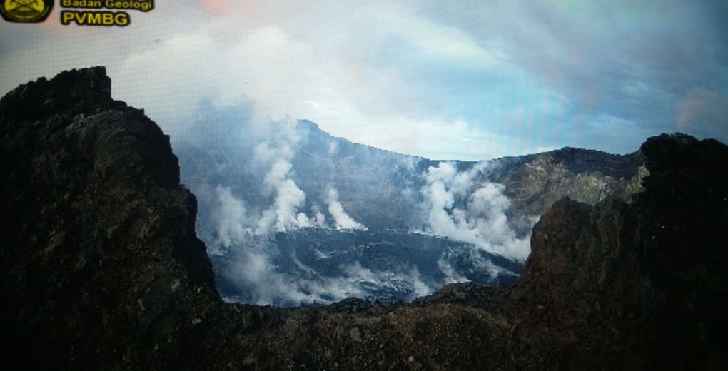 Agung - fumaroles around the dome on 10.02.2020 / 18.53 WITA -webcam PVMBG