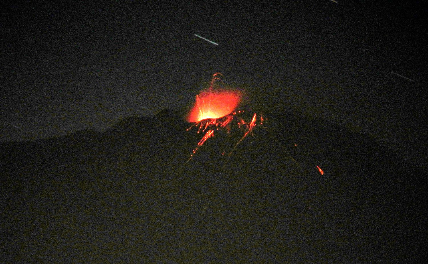 Etna SEC - strombolian activity, during the night of 11 to 12.05.2020, view of Tremestieri Etneo - photo Boris Behncke