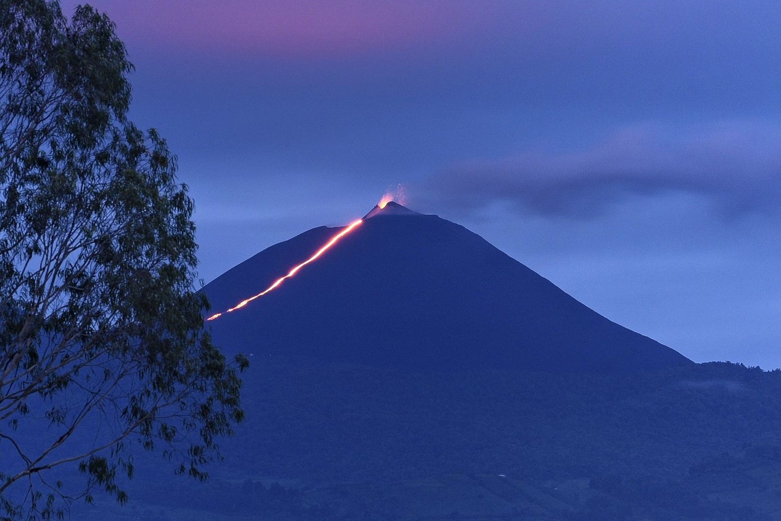 Pacaya - strombolian activity and lava flow - photo David Rojas 06.07.2020 / Twitter