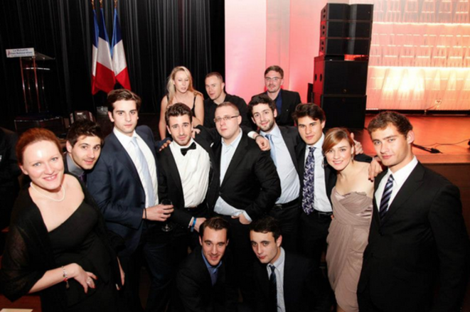 Marion Maréchal-Le Pen (en haut à gauche) pose avec des jeunes du parti au gala des 40 ans du FN, le 11 décembre 2011, à Paris.© Reflexes