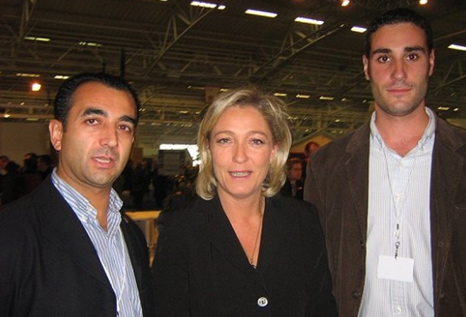 Marine Le Pen en 2006 avec des membres de la Phalange, dont son dirigeant, Manuel Andrino (à gauche).© la-flamme.fr