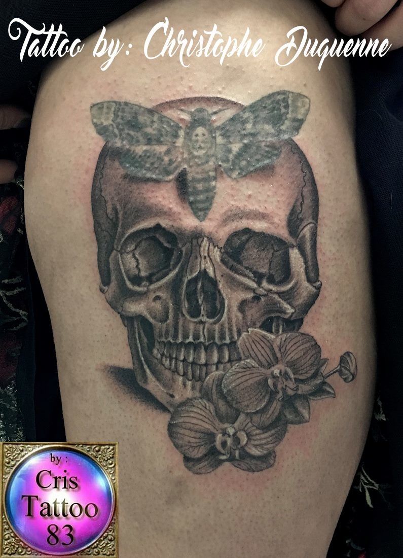 crane tatoué sur cuisse femme