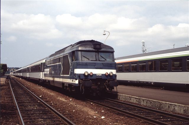 Saintes : la BB 67428 en tête du train Paris - Royan (16 juillet 1992) 