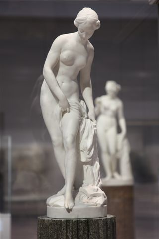 Musée du Louvre Nymphe descendant au bain de Falconnet