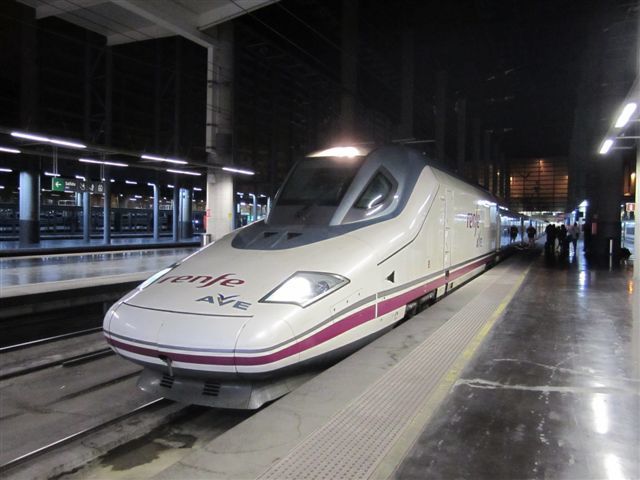 AVE assurant la liaison Madrid-Séville en gare de Madrid Atocha (1 décembre 2014)