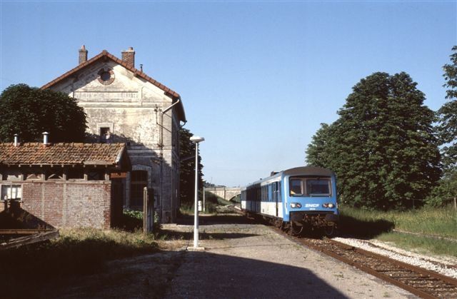 Autorail X 4334 à Neuvy Sautour