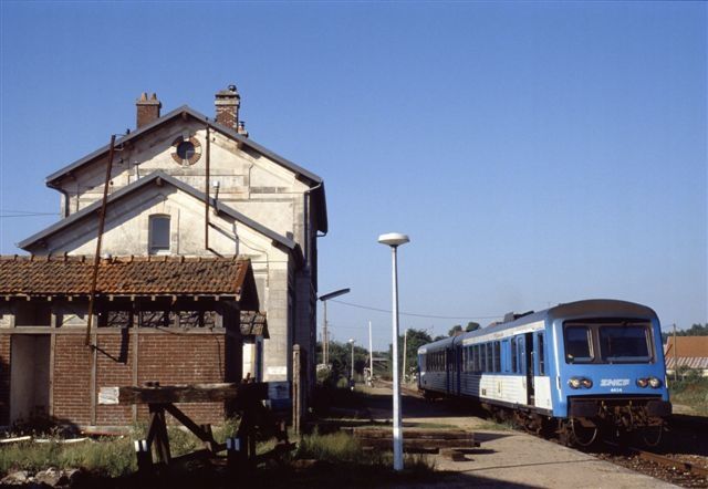 Autorail X 4334 à Saint-Florentin