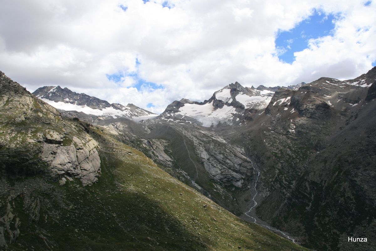 Vue sur les glaciers des Sources de l'Arc, le sentier d'accès sur la moraine  et les Levannas Occidentale, Centrale et Orientale