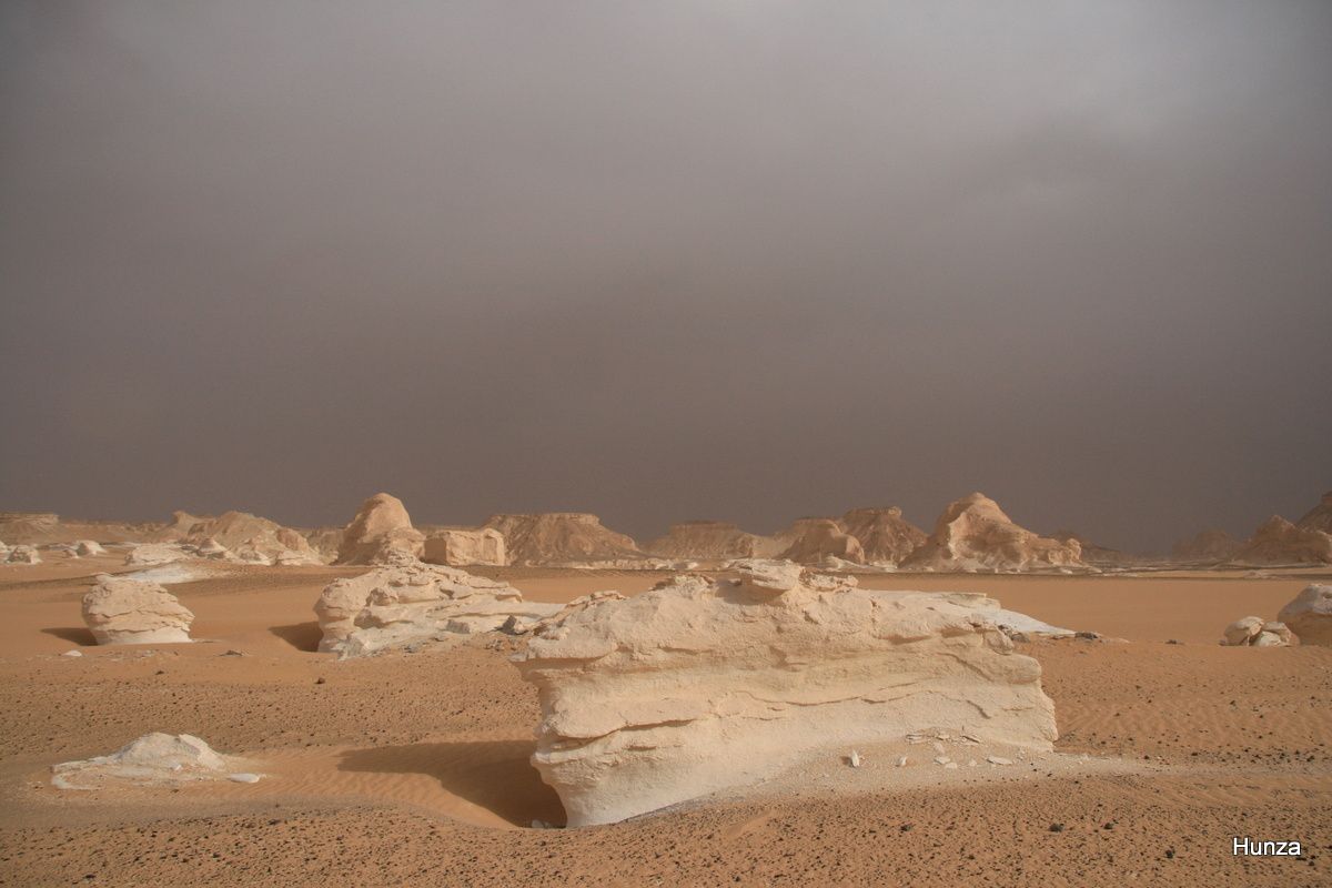 Trek dans le désert blanc en Egypte