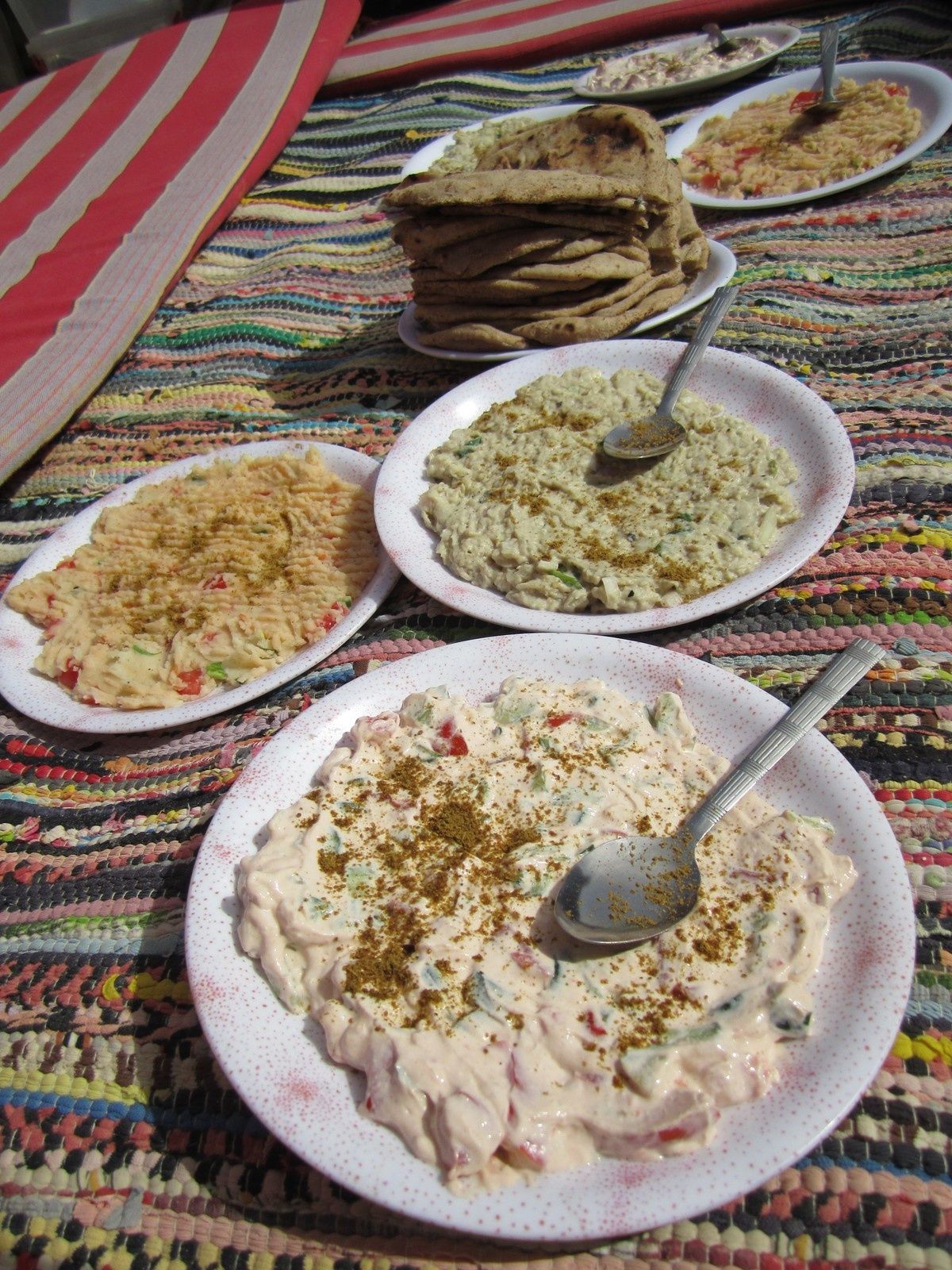 Egypte, repas nomade dans le désert blanc