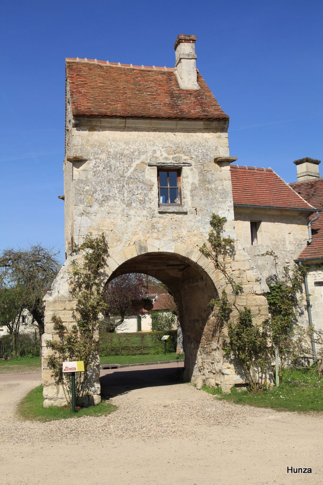 Saint-Jean aux Bois, porte fortifiée