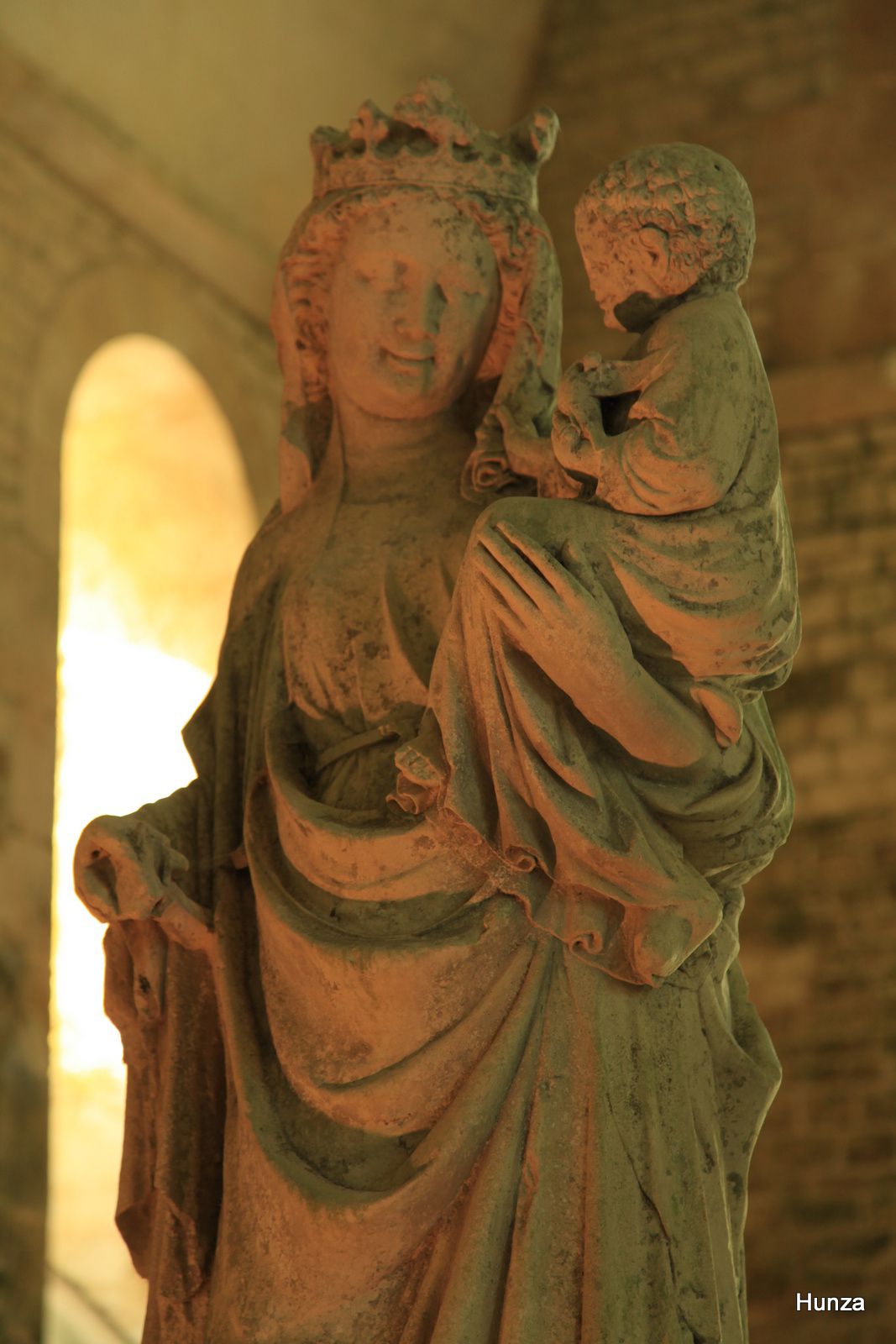 Abbaye de Fontenay, statue de la Vierge Marie