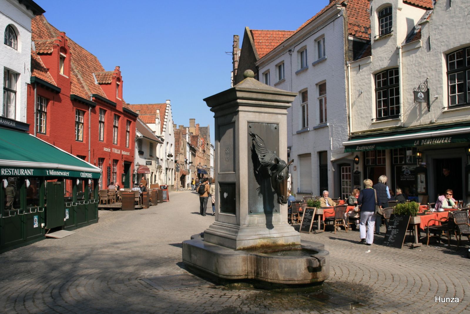 Bruges, la fontaine aux chevaux à l'angle de la Wijngaardstraat et de la Begijnhofstraat 