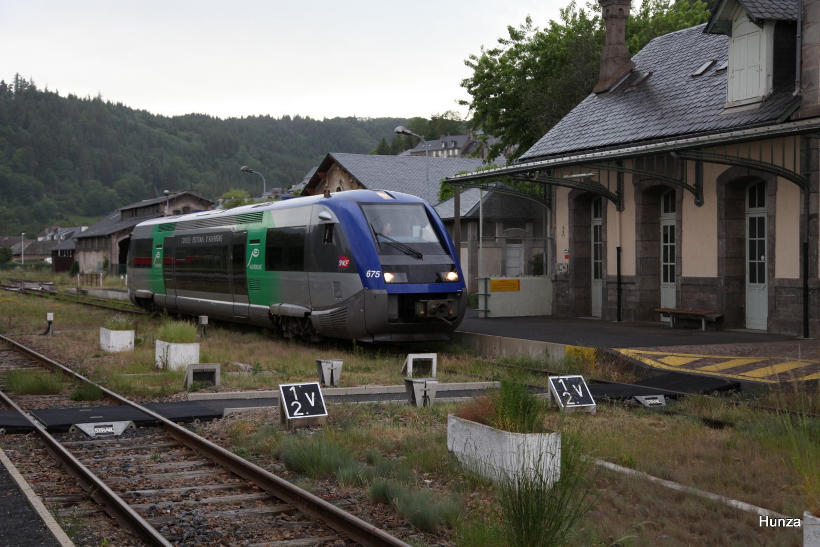 Murat : TER à destination de Clermont-Ferrand sous l'orage (4 juin 2015) - X73675