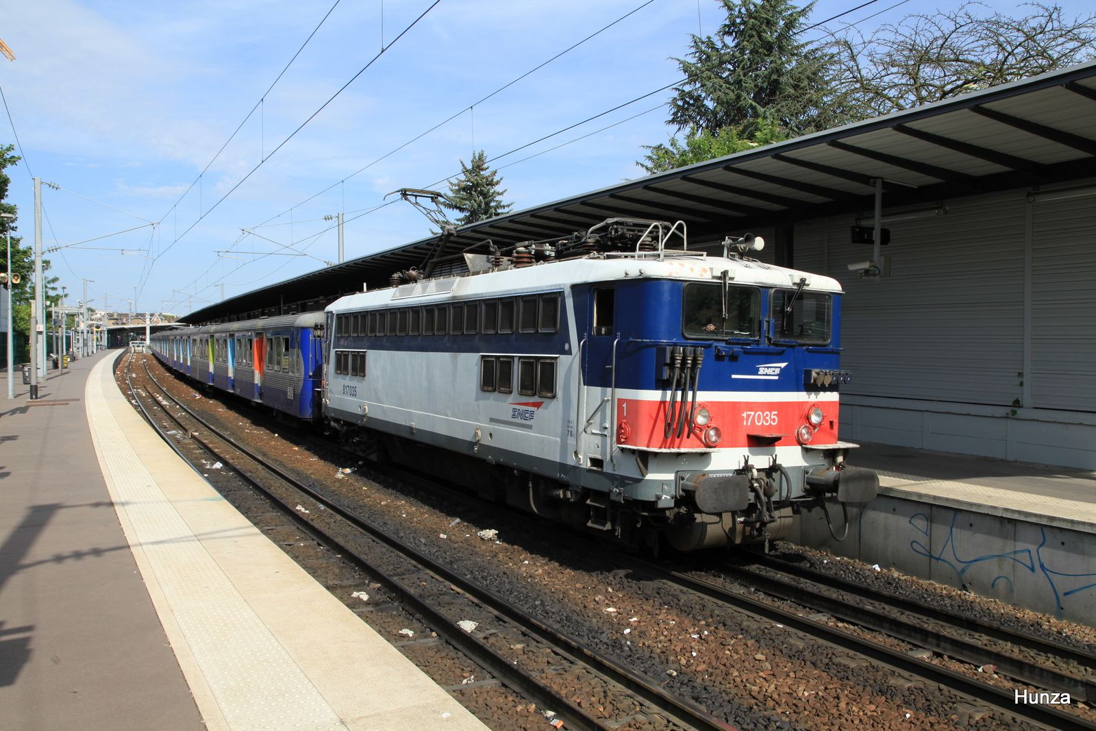 Ermont Eaubonne : rame RIO avec locomotive n°17035 à destination de Paris St-Lazare (2 mai 2012)