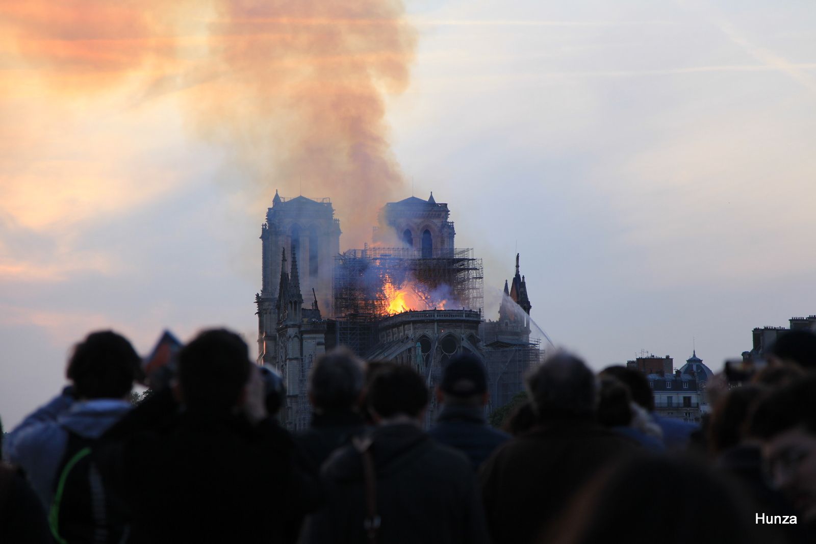 Notre-Dame de Paris en feu (vue prise depuis le pont de la Tournelle)