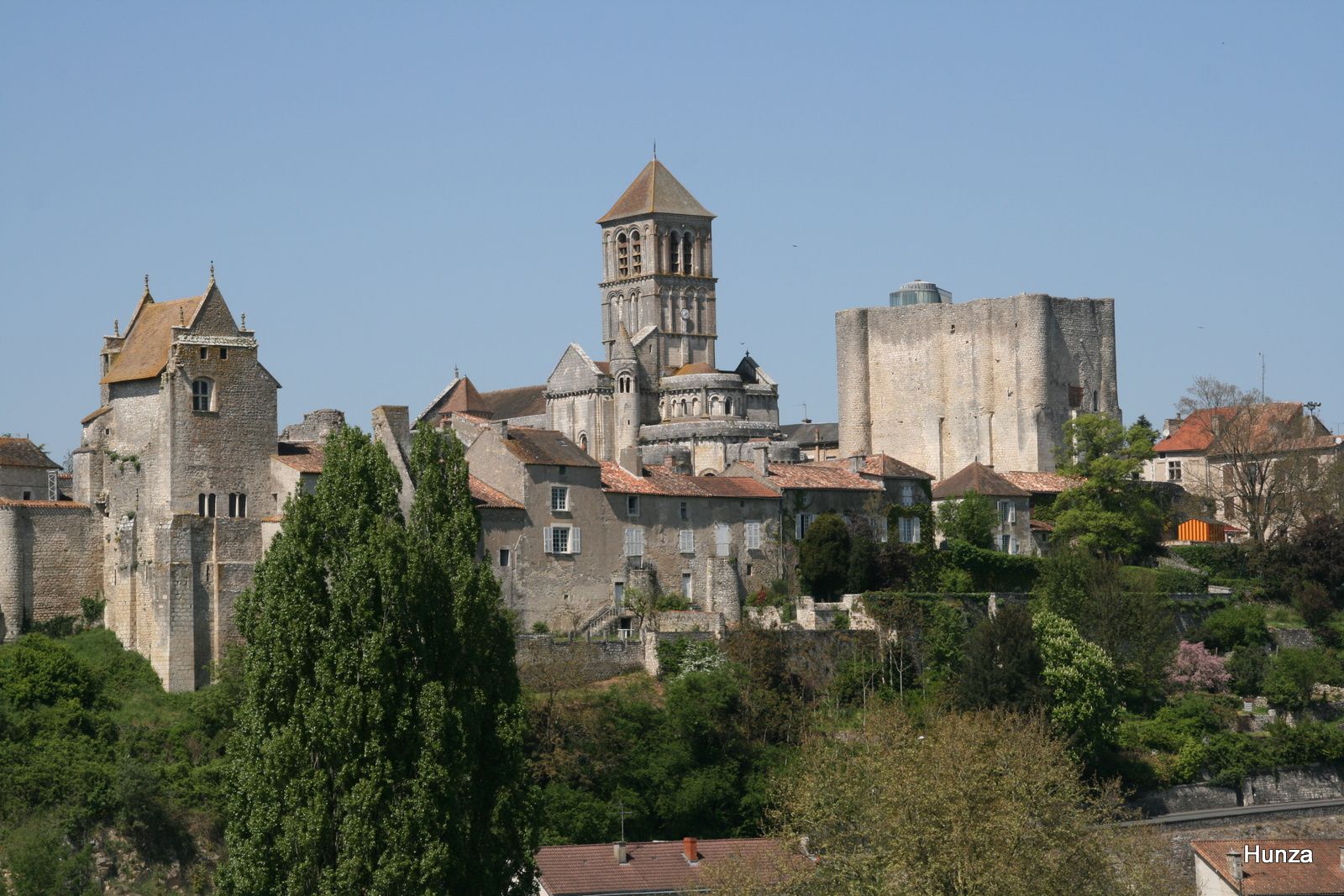 Chauvigny : le château d'Harcourt, la collégiale Saint-Pierre et le donjon de Gouzon (de gauche à droite)