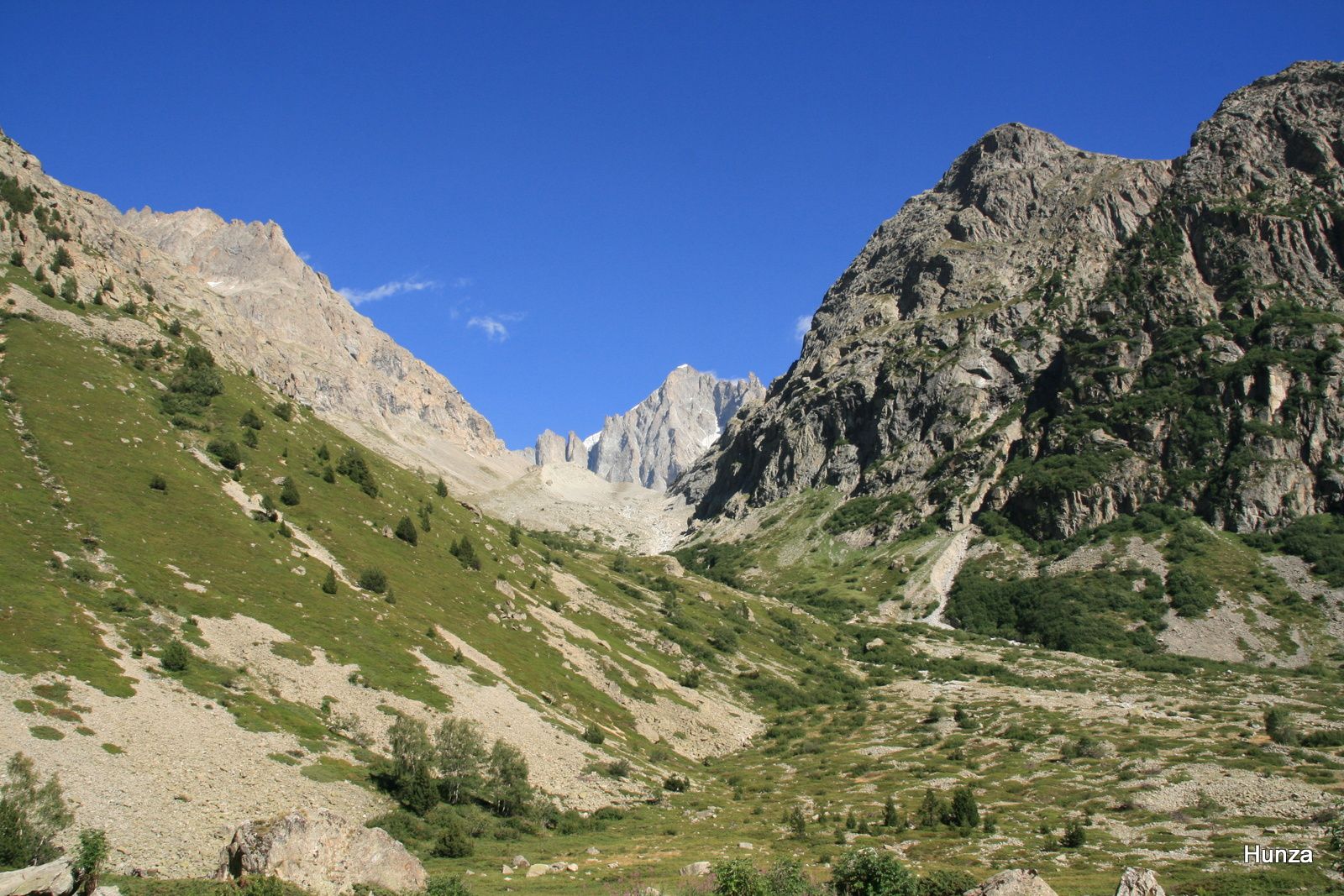 Vallon de Bonne Pierre avec, au fond, la Barre des Ecrins (4 102 m).