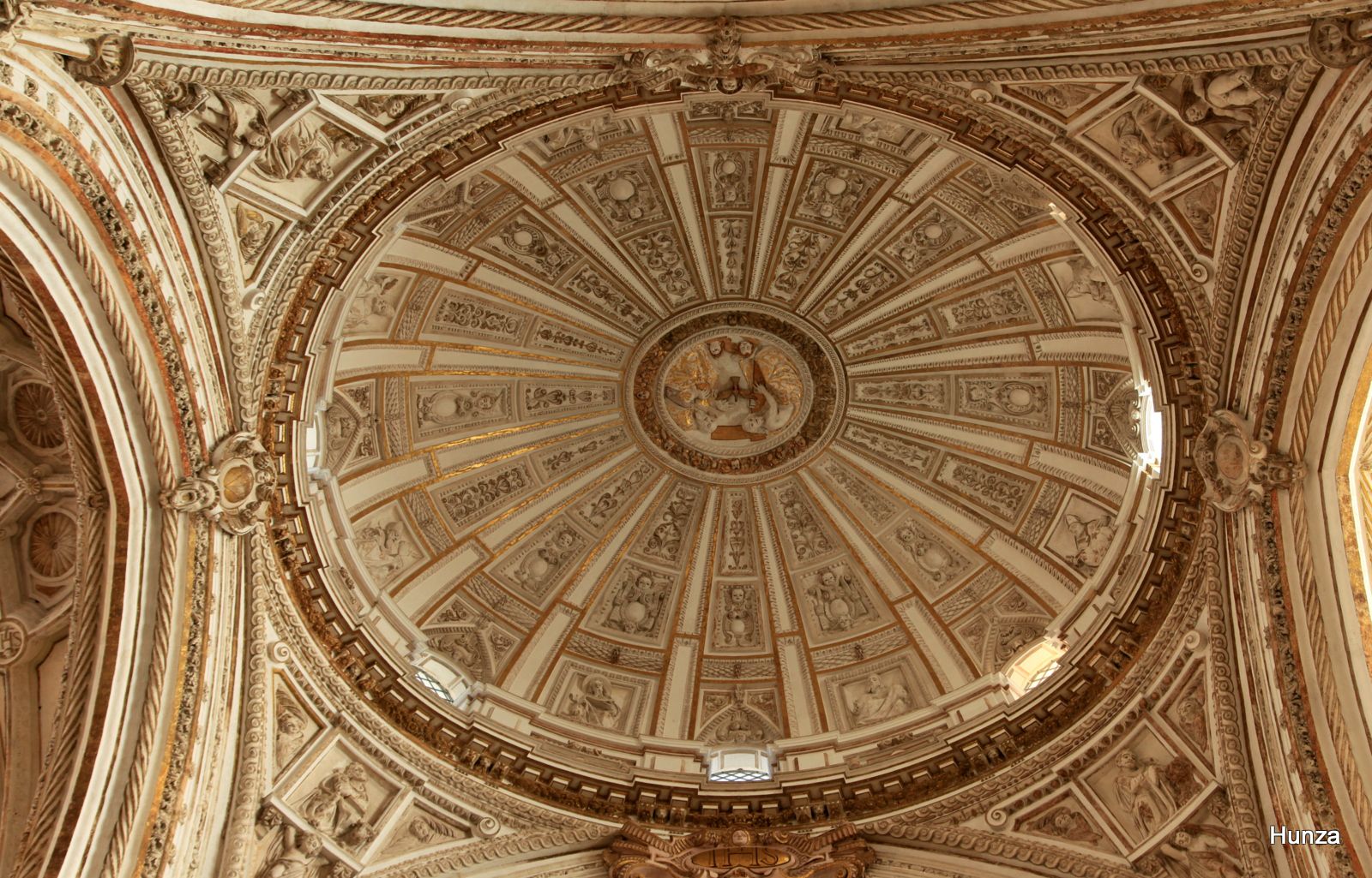 La coupole à la croisée du transept de la cathédrale de Cordoue
