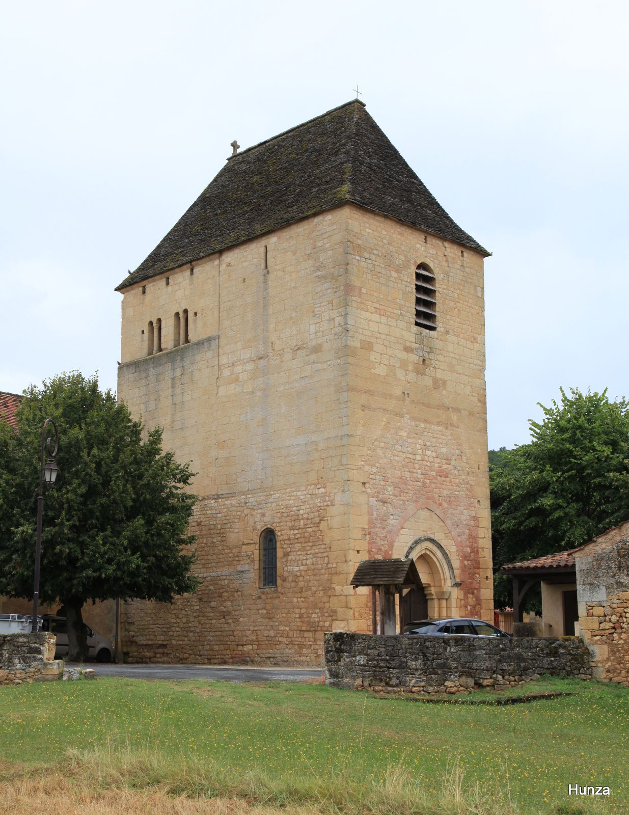 Périgord, clocher fortifié de l'église Saint-Julien de Tursac