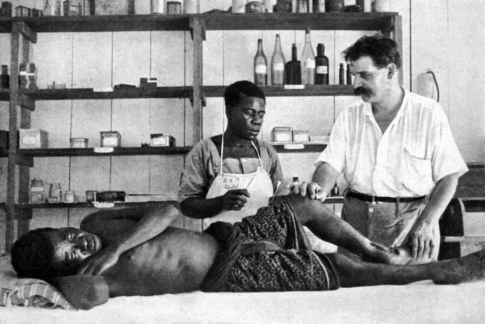 Les deux photos représentent le docteur Schweitzer, médecin français qui consacra sa vie à l'amélioration de la santé des Africains dans les cinquantes premières années du XX ème siècle.  