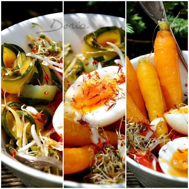 Salade avec des carottes du jardin, courgettes, tomates et oeuf 